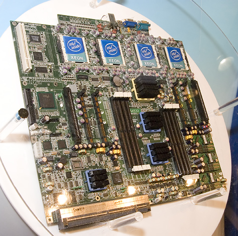 CeBIT 2006: Tyan 4-way Xeon CeBIT 2006: Tyan 4-way Xeon
