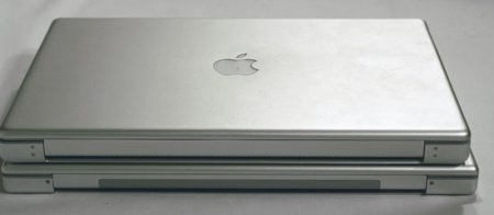 MacBook Pro en Powerbook op elkaar MacBook Pro en Powerbook op elkaar