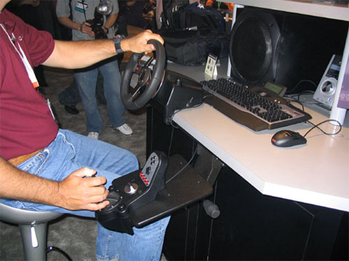 Logitech G25 Force Feedback Wheel in bedrijf Logitech G25 Force Feedback Wheel in bedrijf