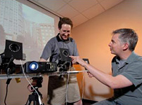 Onderzoekers met prototype 'camera neutralizing technology'