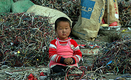 Chinees kind temidden van computerafval