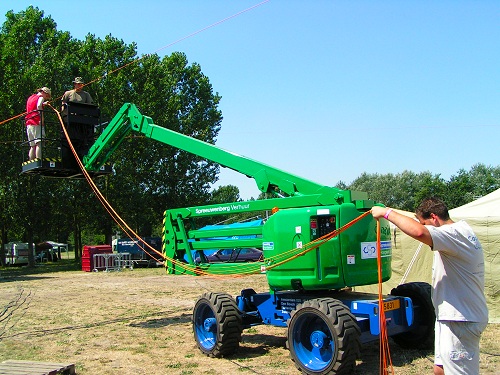Campzone 2006 - Het trekken van de fiberkabels Campzone 2006 - Het trekken van de fiberkabels