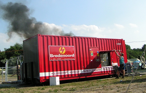 Campzone 2006 - Het aggregaat wordt ingeschakeld Campzone 2006 - Het aggregaat wordt ingeschakeld