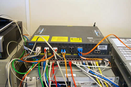 Campzone 2006 - Cisco 4912G (boven) & Cisco 2948G (daaronder) Campzone 2006 - Cisco 4912G (boven) & Cisco 2948G (daaronder)