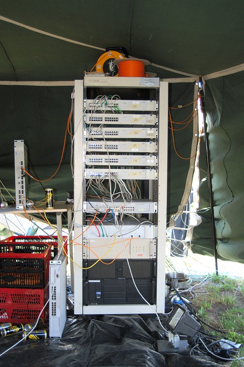 Camzpone 2006 - Het serverrack in de T@C-tent Camzpone 2006 - Het serverrack in de T@C-tent