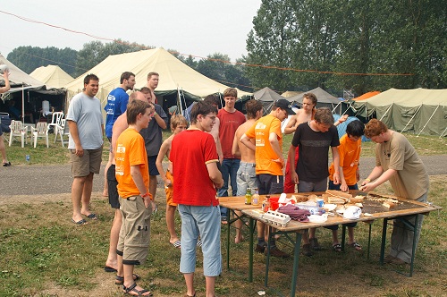 Campzone 2006 - Publiek van de mega grote hamburger Campzone 2006 - Publiek van de mega grote hamburger