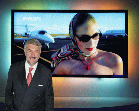 CEO Philips Consumer Electronics Rudy Provoost met hd-lcd-display