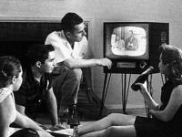 Gezin bij televisie in de jaren vijftig