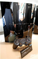 Beursbezoekers worden weerspiegeld in een glimmende PlayStation 3