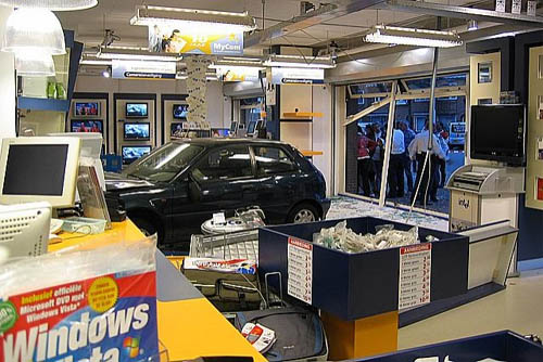 81-jarige automobiliste bezoekt MyCom-filiaal