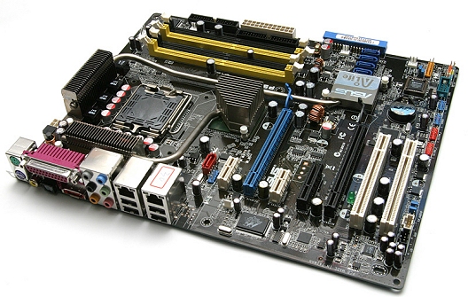 Asus P5N32-SLI SE Deluxe (isometrisch)