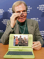 Nicholas Negroponte met OLPC