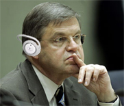 Ernst Hirsch Ballin met koptelefoonsoepje