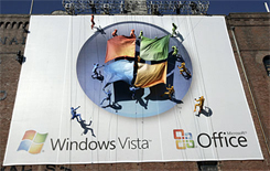 Abseilers tonen Vista-vlag bij presentatie in New York