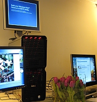 Ook de XPS M2010-hybride (uiterst rechts) kan voorzien worden van een SideShow-scherm (boven)