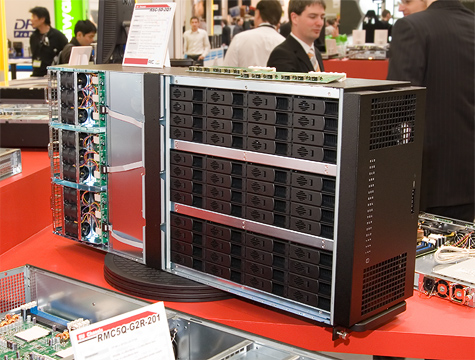 CeBIT 2007: AIC megabehuizing voor 48 schijven