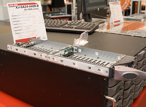 CeBIT 2007: AIC behuizing voor 48 schijven met dual schijf slede