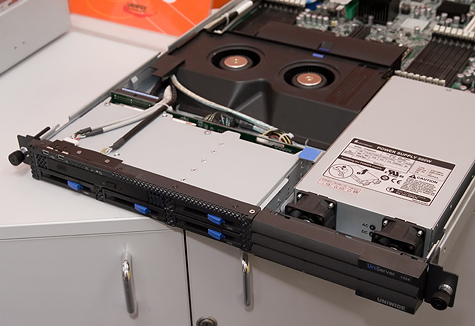 CeBIT 2007: Uniwide serverbareone met SFF-swapbays