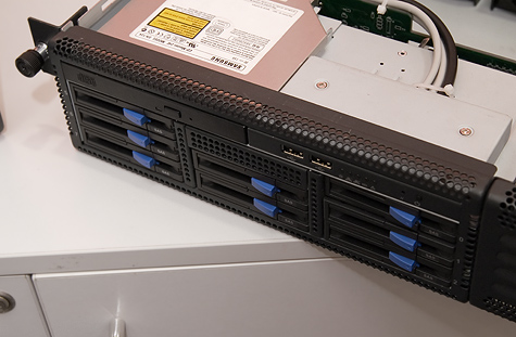 CeBIT 2007: Uniwide serverbareone met SFF-swapbays