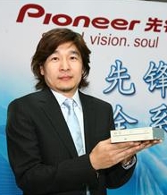 Shannon Yu stelt Pioneers blu-ray-inbouwstation voor
