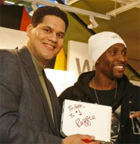 Reggie Fils-Aime (links)