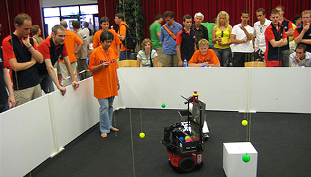 RoboChallenge 2007: wedstrijd aan de gang met NHL-robot op de voorgrond RoboChallenge 2007: wedstrijd aan de gang met NHL-robot op de voorgrond
