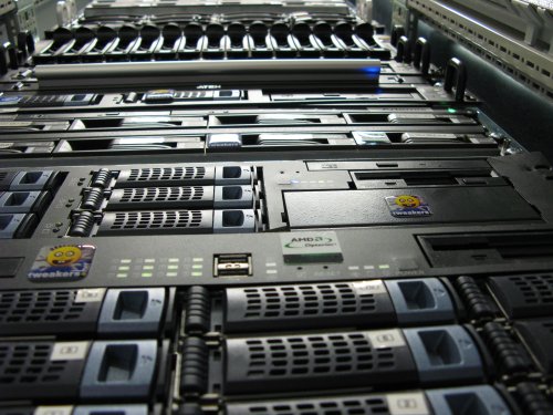 Serveronderhoud 2006: kikkerview van het toenmalige rack Serveronderhoud 2006: kikkerview van het toenmalige rack