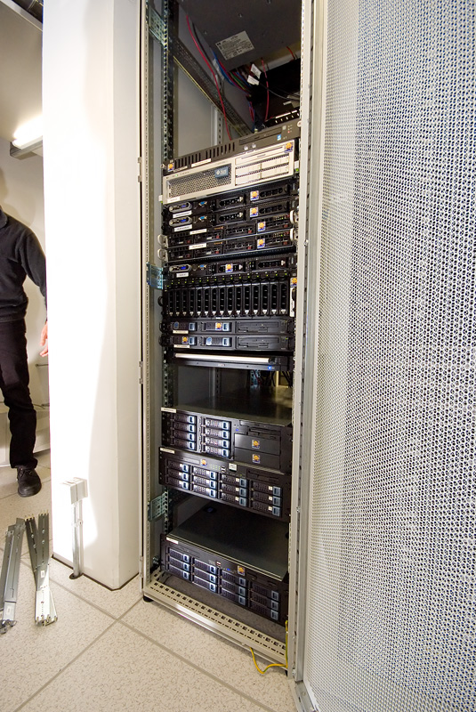 Serverhuizing 30 juni 2007: Oude rack Serverhuizing 30 juni 2007: Oude rack