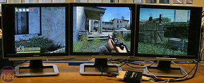 De shooter Day of Defeat: Source op drie lcd-schermen