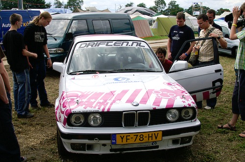 Campzone 2007 - geparkeerde rallyauto