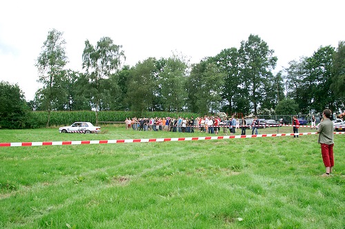 Campzone 2007 - toegestroomde bezoekers kijken naar de rallyauto