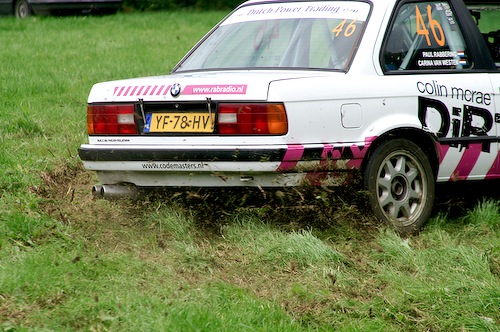 Campzone 2007 - ploegende rallyauto