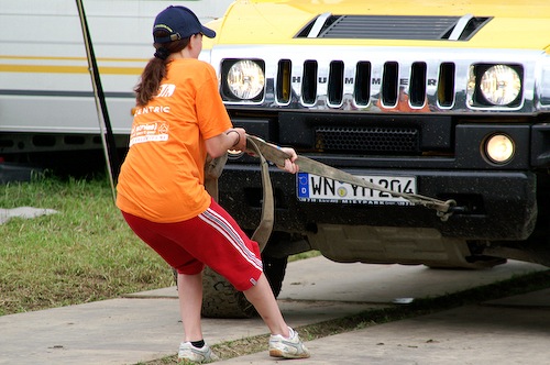 Campzone 2007 - dame trekt een auto