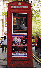 Britse telefooncel als reclamezuil