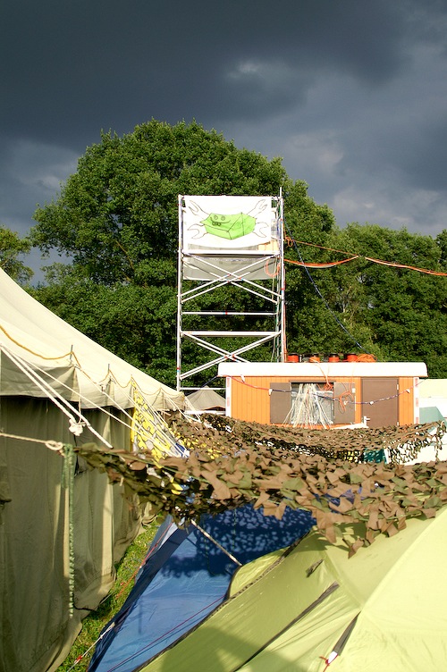 Campzone 2007 - vlag van T@C met donkere wolken