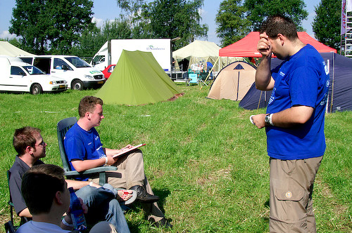 Campzone 2007 - overleg over de indeling van de tent Campzone 2007 - overleg over de indeling van de tent