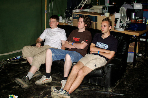 Campzone 2007 - chillen op de bank Campzone 2007 - chillen op de bank