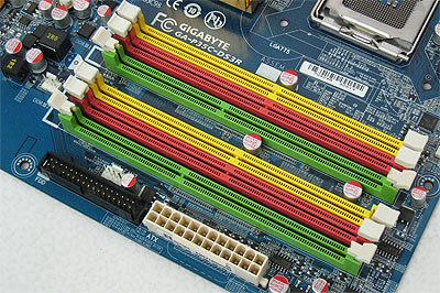 De zes dimm-sloten van de Gigabyte P35C-DS3R