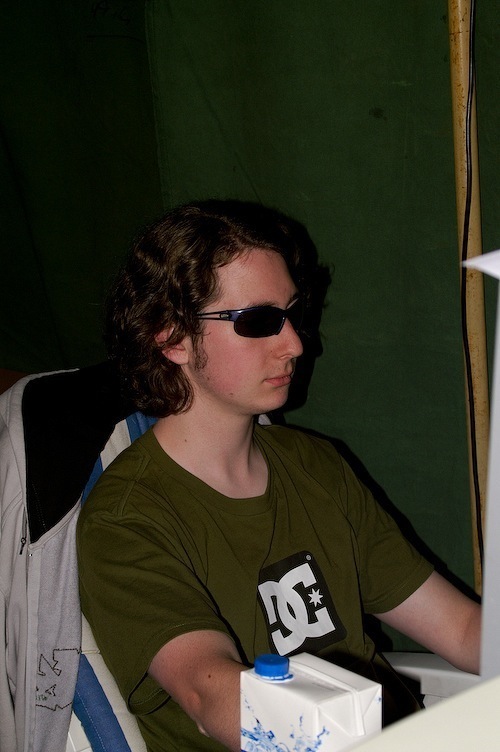 Campzone 2007 - met zonnebril achter de pc