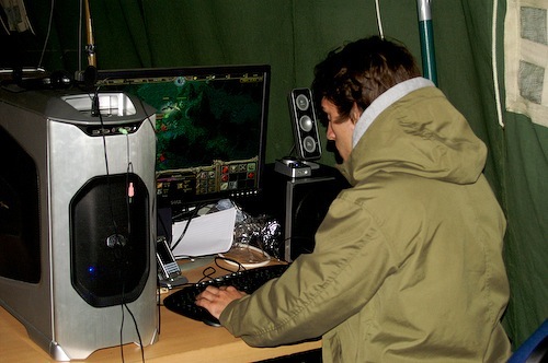 Campzone 2007 - gamen tijdens het bikkelen