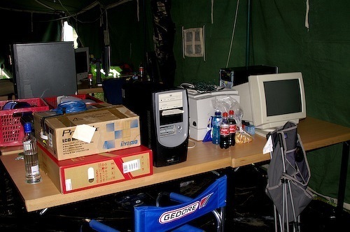 Campzone 2007 - bureau vol met hardware