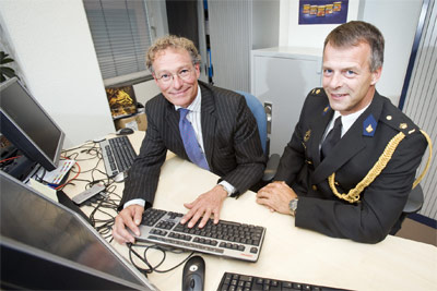 Chris Fonteijn (voorzitter Opta) en Remmert Heuff (plv. hoofd Nationale Recherche)