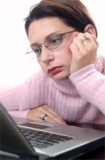 Meisje achter computer verveeld 
