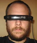 Reviewer met Vuzix iWear VR920 op zijn hoofd