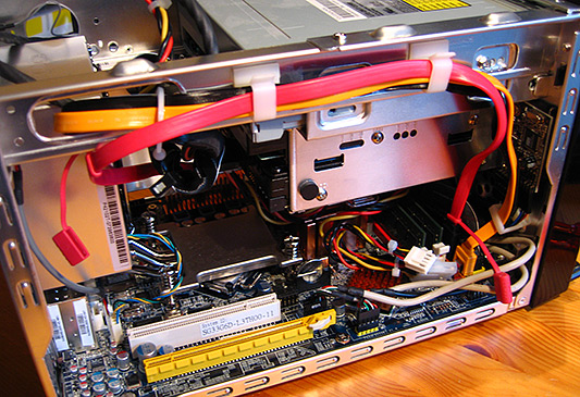 Shuttle SG33G6 Deluxe met alle componenten aanwezig