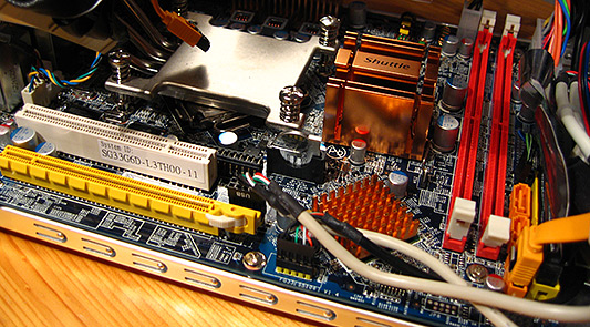 Shuttle SG33G6 Deluxe moederbord close-up