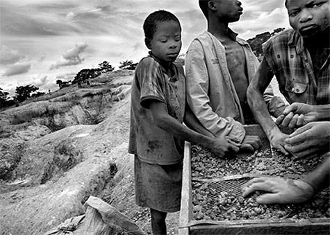 Kinderarbeid bij een mijn in Afrika