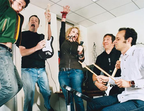 Greg LoPiccolo met gitaar (rechts) met zijn Harmonix collega's Greg LoPiccolo met gitaar (rechts) met zijn Harmonix collega's