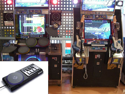 Drummania (links), Guitarfreaks (rechts) en Beatmania (inzet)