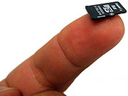 Microsd-kaartje op vingertop